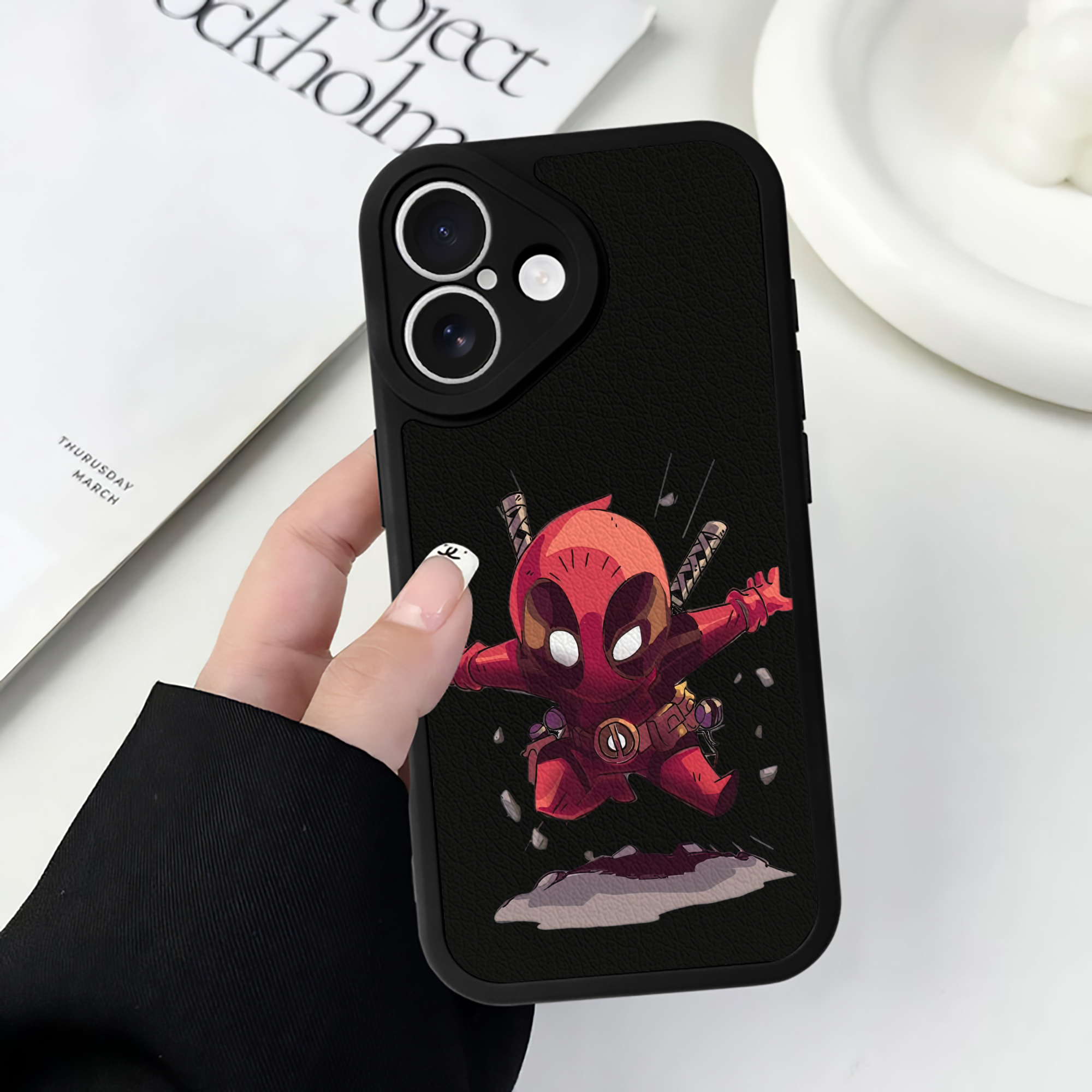 （画像用） Deadpool デッドプール 【iPhone 16シリーズ対応】シリコンスマホケース（レザー調） 材質：シリコン
